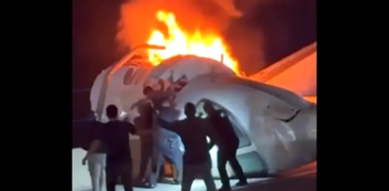 Avión privado se desploma en carretera de Laredo, Texas; un muerto