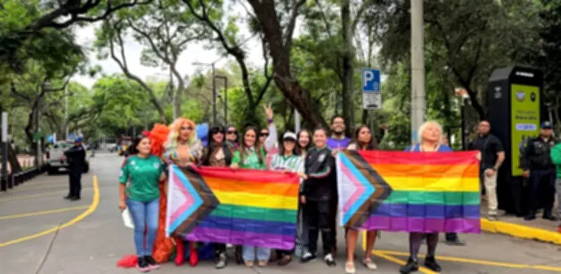 Bandera LGBT+ llega a cruces peatonales de Cuauhtémoc en Mes del Orgullo