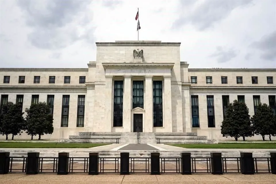 Barclays prevé que la Fed no recortará tasas en 2026