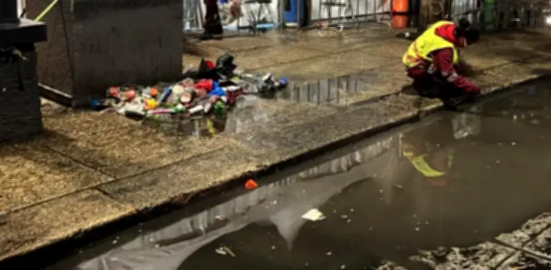Basura y calles inundadas tras festejos del Tri en Reforma y Zócalo CDMX