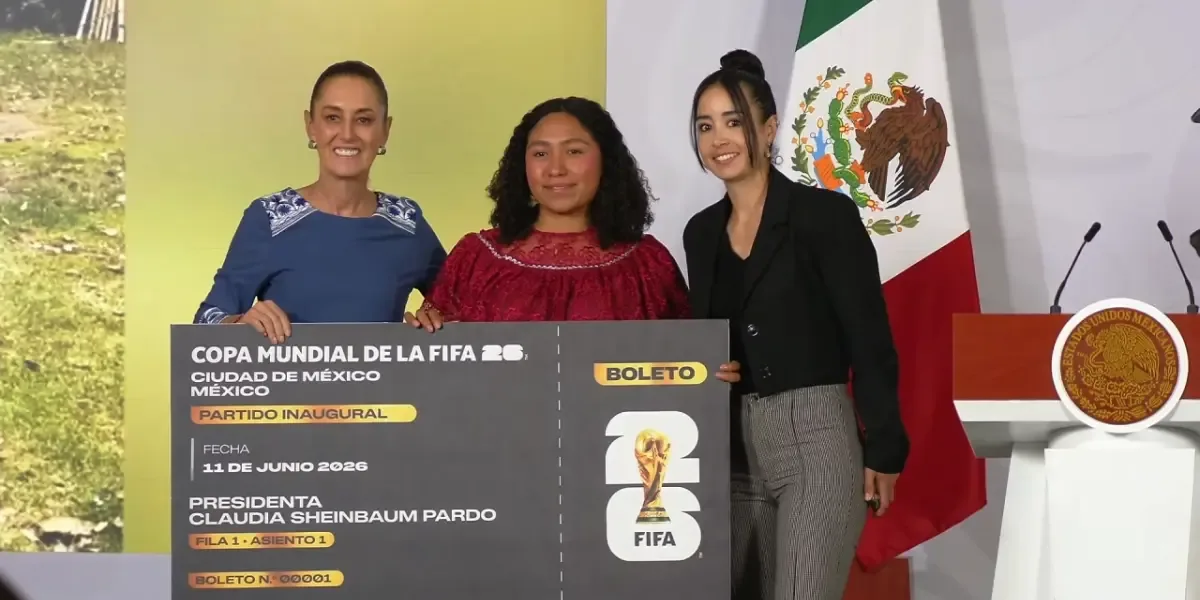 Sheinbaum regala boleto inaugural del Mundial 2026 a joven indígena de Veracruz