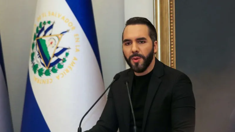Bukele firma reforma que permite cadena perpetua para menores desde los 12 años en El Salvador