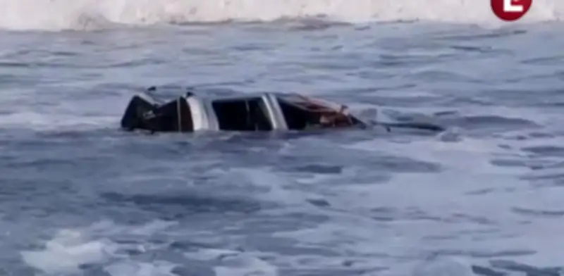 Camioneta es arrastrada por el mar en Colima; conductor ignoró alertas