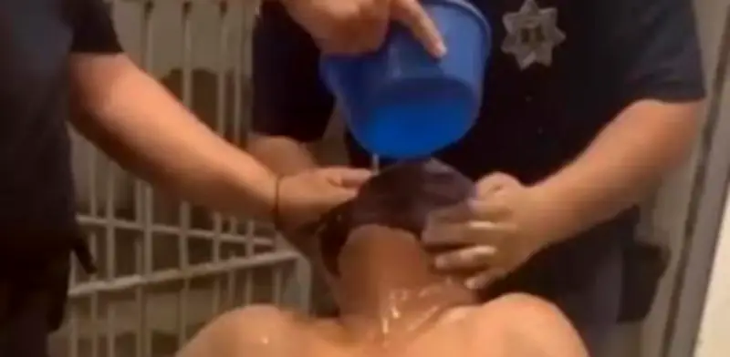 Captan a policías de Colima torturando a un hombre; autoridades investigan