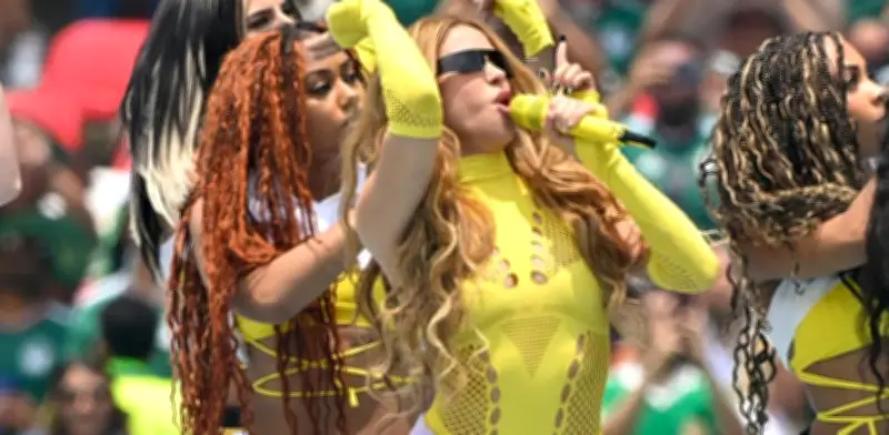 Carlos Salcido presume foto con Shakira en inauguración del Mundial 2026