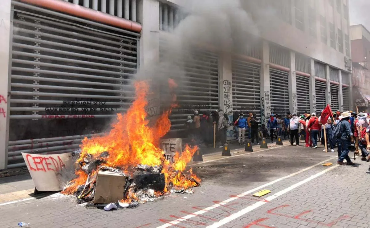 CETEG incendia oficinas del SNTE en la CDMX; bomberos controlan el fuego