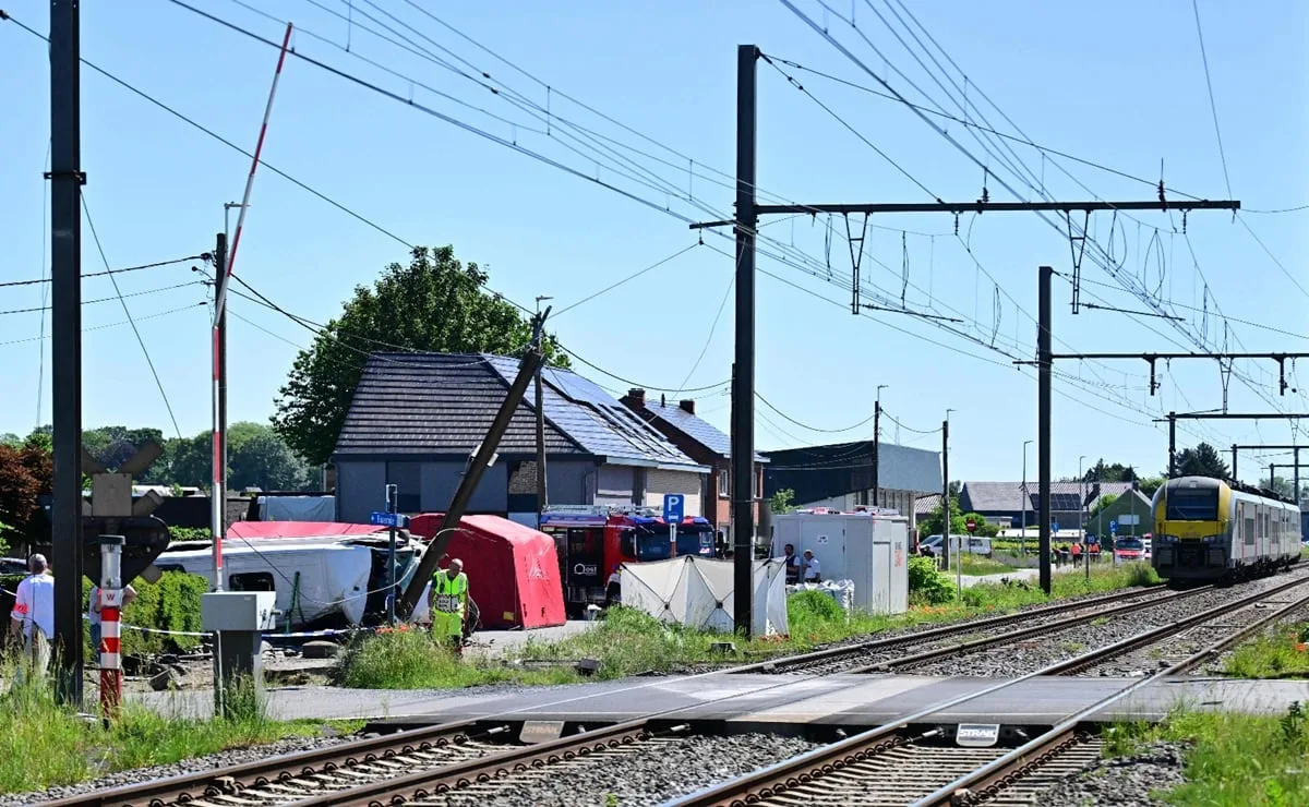 Choque entre autobús escolar y tren en Bélgica deja cuatro muertos, incluidos dos niños