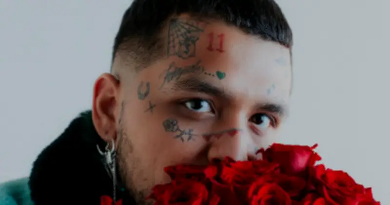 Christian Nodal revela que su primer tatuaje facial fue por Maná, no por un amor