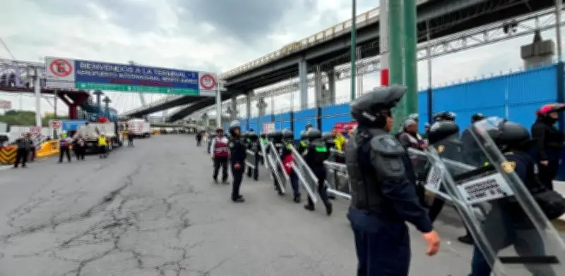 Cierran tres estaciones de Línea 5 del Metro por manifestación de la CNTE