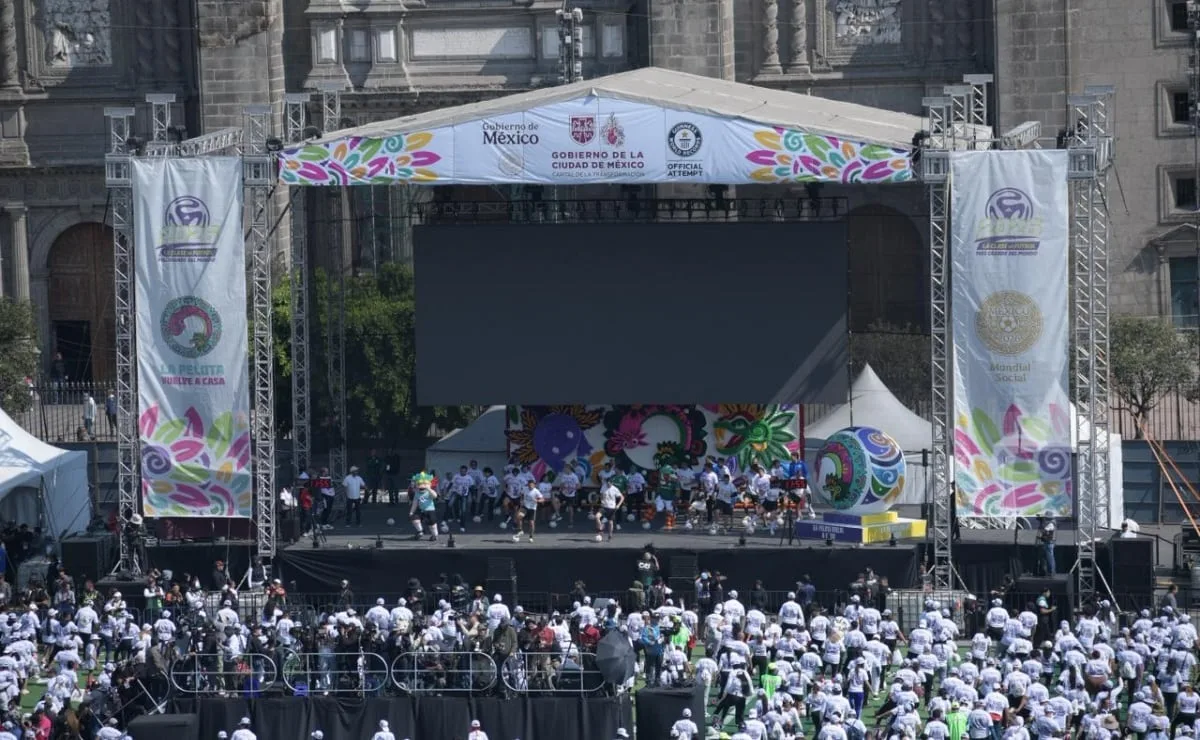 Clara Brugada encabeza clase masiva de fútbol en el Zócalo en busca de Récord Guinness