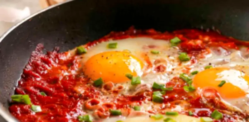 Cómo hacer huevos en purgatorio: receta italiana fácil para desayunar