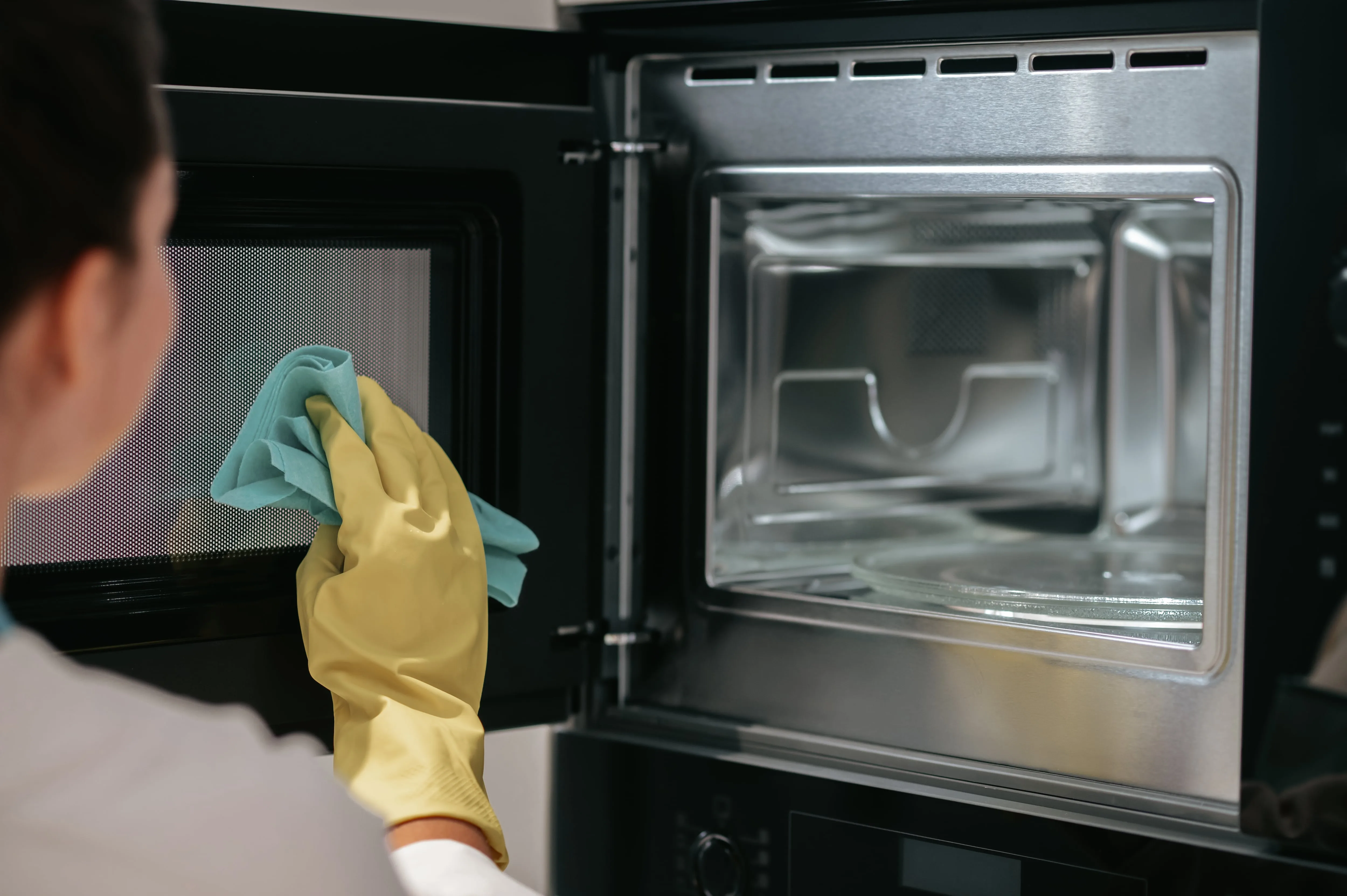 Cómo limpiar el microondas para eliminar bacterias y malos olores