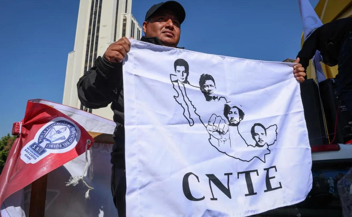 CNTE protesta en Reforma contra Afores y rechaza diálogo con Segob y SEP