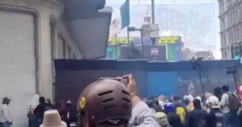 CNTE denuncia represión y gases lacrimógenos en marcha al Zócalo; mantiene paro
