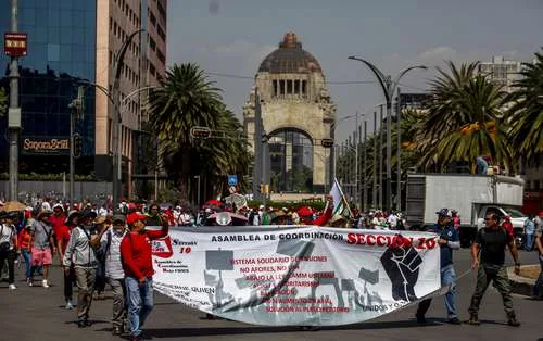 CNTE entrega pliego petitorio y da ultimátum de dos semanas