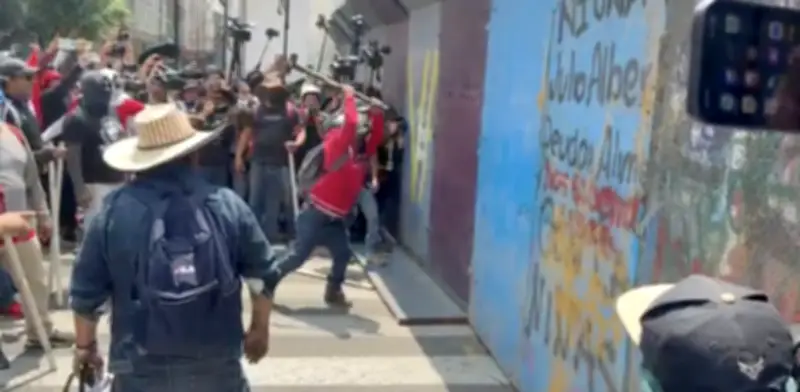 CNTE intenta derribar vallas para acceder al Zócalo capitalino