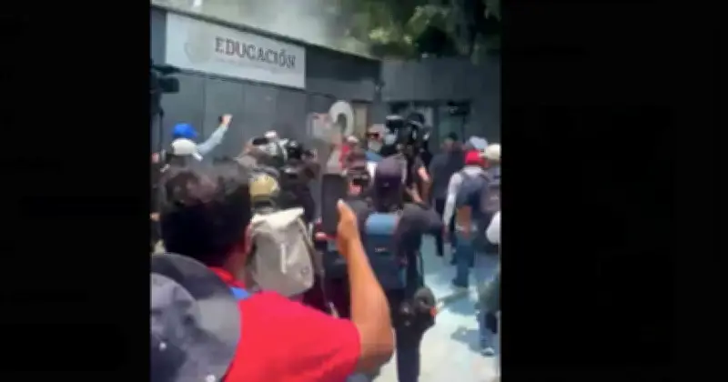 CNTE irrumpe en SEP CDMX: destrozos y tensión en protesta magisterial