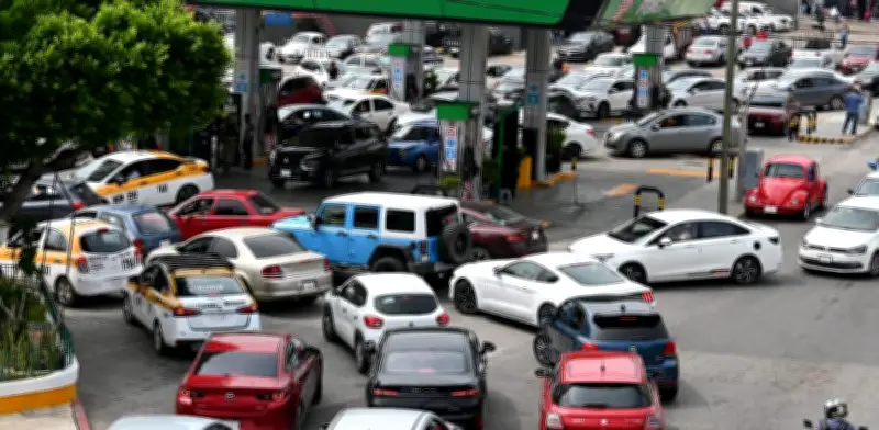 CNTE toma gasolineras en Tuxtla Gutiérrez y regala combustible