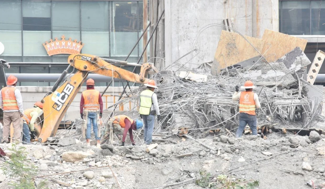 Colapsa columna en obra de Línea 4 del Metro en Monterrey; cuatro lesionados