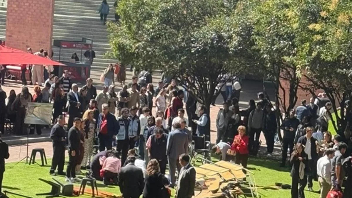 Colapsan gradas en la Ibero: 5 trasladados a hospitales; IPN desaloja a estudiantes por falla estructural