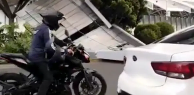 Colapso de techumbre en puente peatonal del AICM causa daños