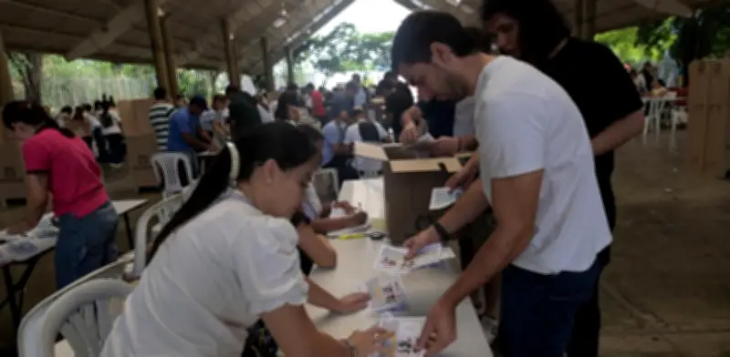 Colombia inicia escrutinio tras balotaje entre izquierda y ultraderecha