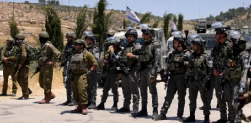 Colonos israelíes invaden y atacan comunidades palestinas en Cisjordania