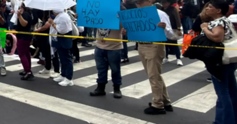 Comerciantes bloquean Bellas Artes y Eje Central por vallas y maestros
