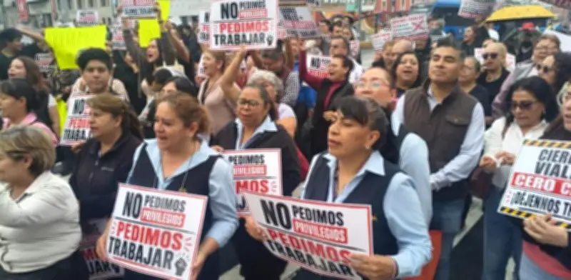 Comerciantes de la Calle de las Novias protestan por pérdidas por plantón de la CNTE