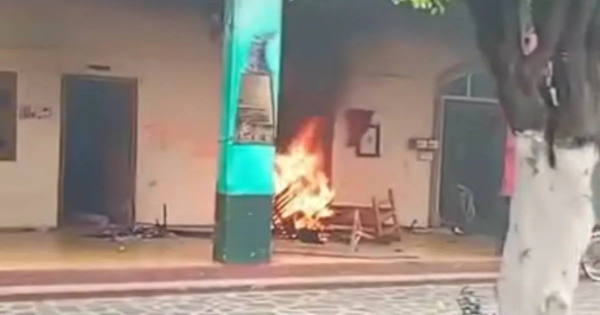 Comuneros incendian alcaldía en Chilchota; exigen renuncia de alcaldesa