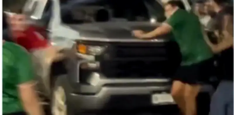 Conductor atropella a fanáticos que vandalizaban su camioneta en Chihuahua