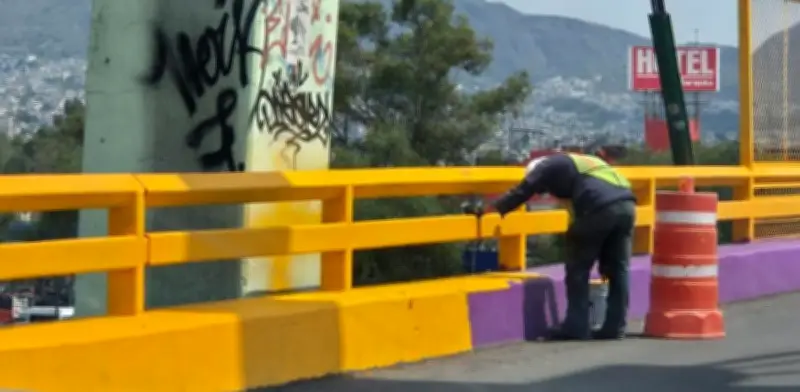 Corrigen error: repintan de amarillo parapetos que pintaron de morado en CDMX