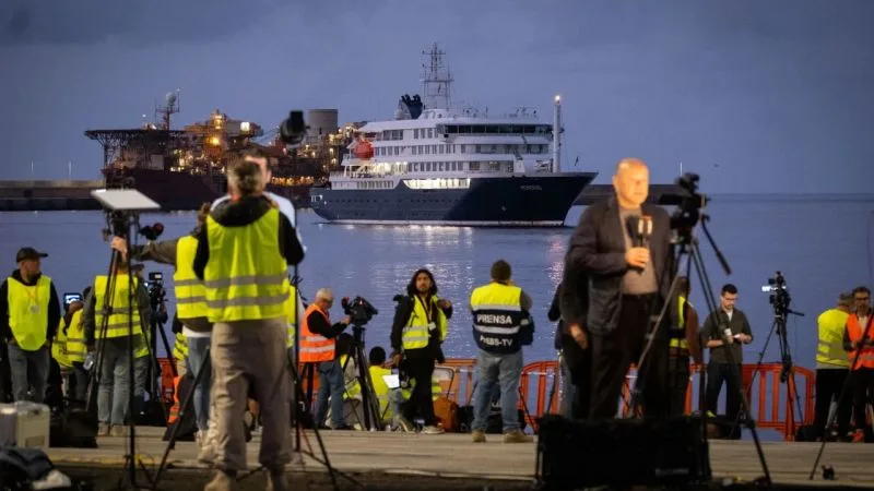 Crucero con hantavirus llega a Tenerife; inicia desembarque