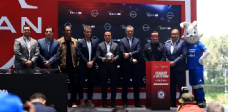Cruz Azul recibe premio al equipo del año en Liga MX