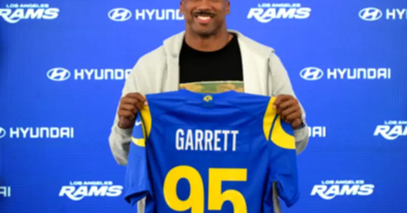 Dave Roberts elogia a Myles Garrett y cambia de equipo en la NFL