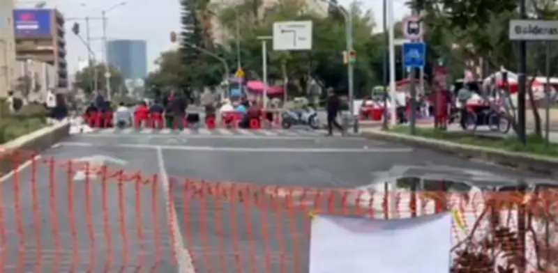 Débiles visuales mantienen bloqueo en Balderas y Arcos de Belén, CDMX