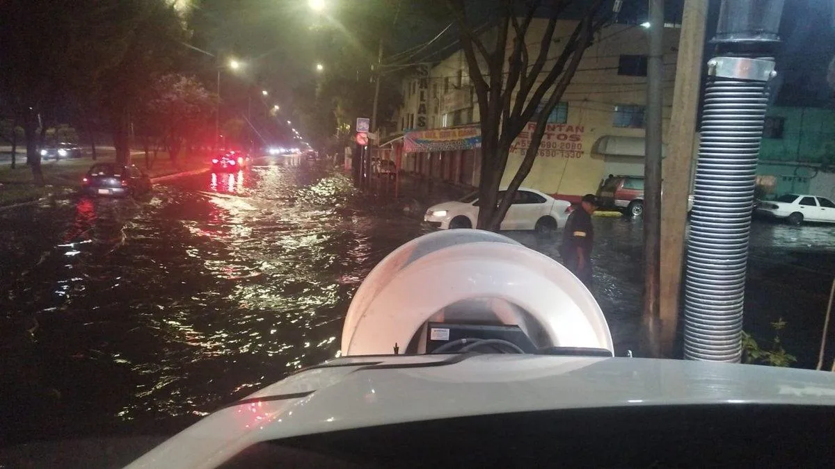 Lluvias provocan caos vial en CDMX; seguirá ola de calor