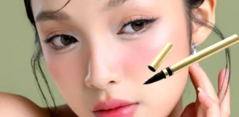 Delineador de ojos: tonos que rejuvenecen tu mirada al instante