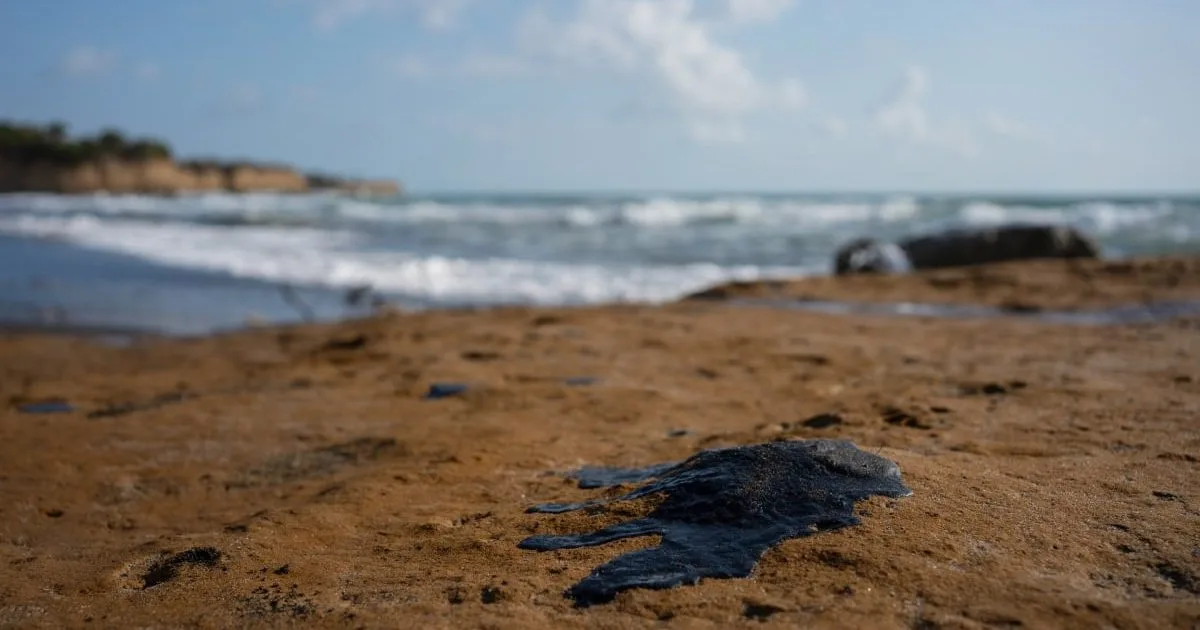 Derrame en el Golfo: chapopoteras y un barco, las fuentes, según autoridades