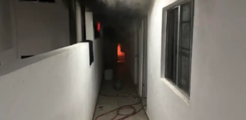 Desalojan a 112 personas por incendio en departamentos de Mitras Centro