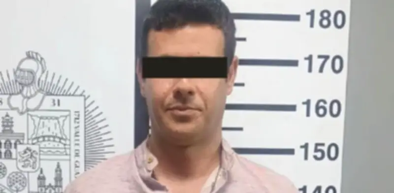 Detienen a sujeto por golpear a su pareja en vehículo en Santiago, NL