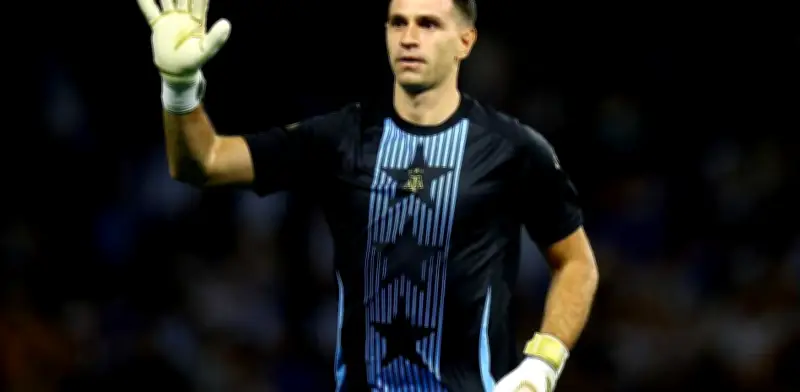 Dibu Martínez se convierte en fotógrafo improvisado en Argentina vs Honduras