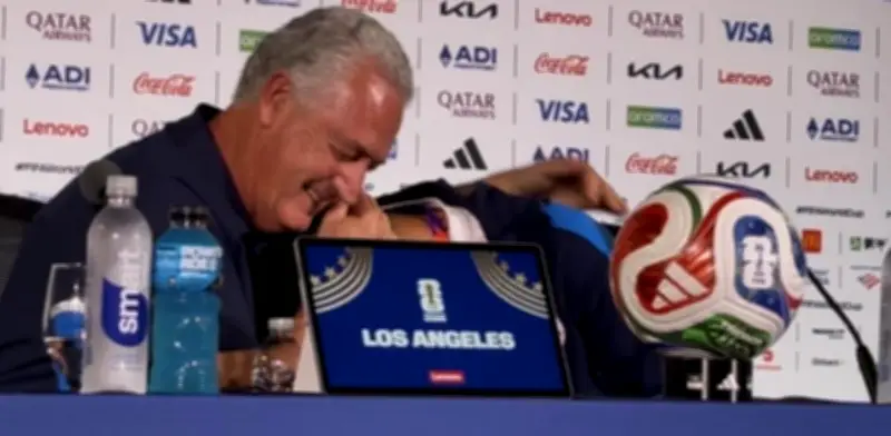 Diego Gómez llora de emoción antes de su debut mundialista; técnico lo consuela