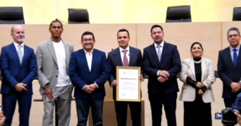 Diputada de Morena causa caída de trofeo de Cruz Azul en el Congreso de Puebla