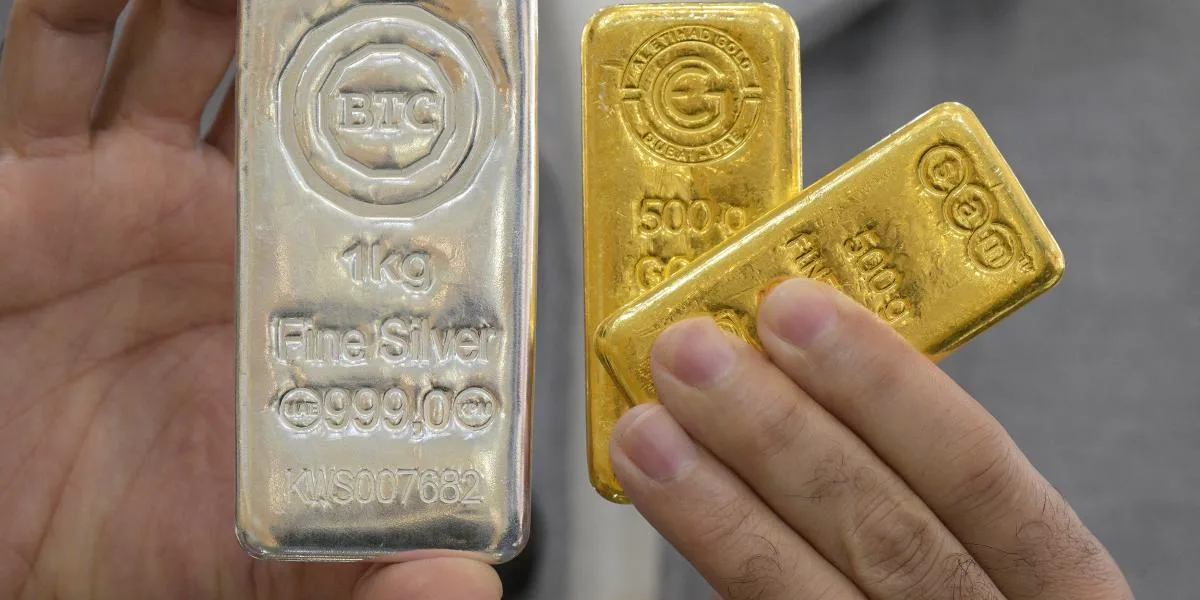 Dólar sube, oro y plata caen en mercados financieros