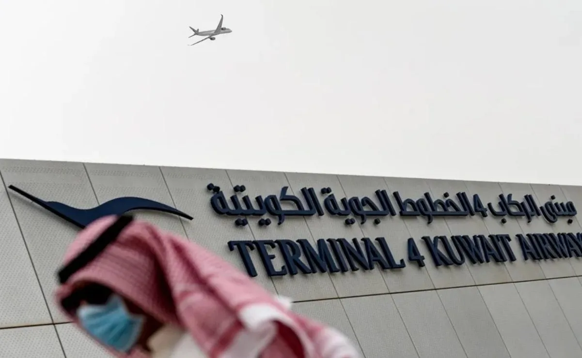 Drones iraníes atacan aeropuerto de Kuwait: un muerto y decenas de heridos