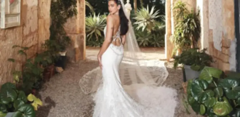 Dua Lipa luce vestido Chanel con 480 mil cuentas y 1,155 horas de trabajo