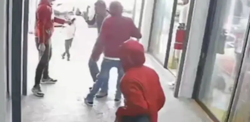 Dueño de joyería persigue a asaltantes y provoca su captura tras choque en Aguascalientes