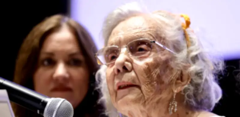 Elena Poniatowska reflexiona sobre IA y periodismo en clase magistral UNAM