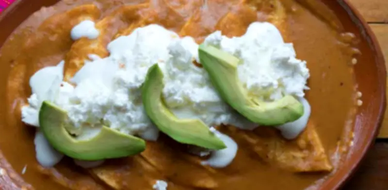 Enfrijoladas con chipotle y jamón: desayuno fácil y delicioso